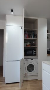 Cocina con columnas frigorífico y despensa con lavasecadora integrada