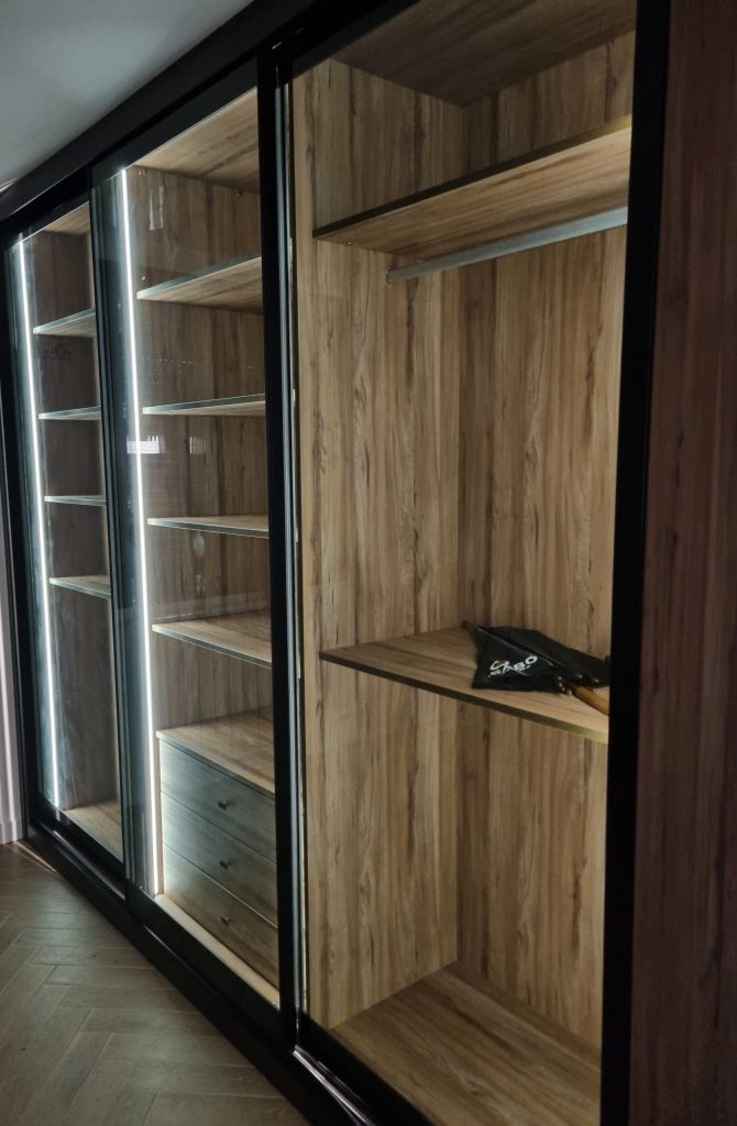 armario puertas correderas cristal negro con led interior