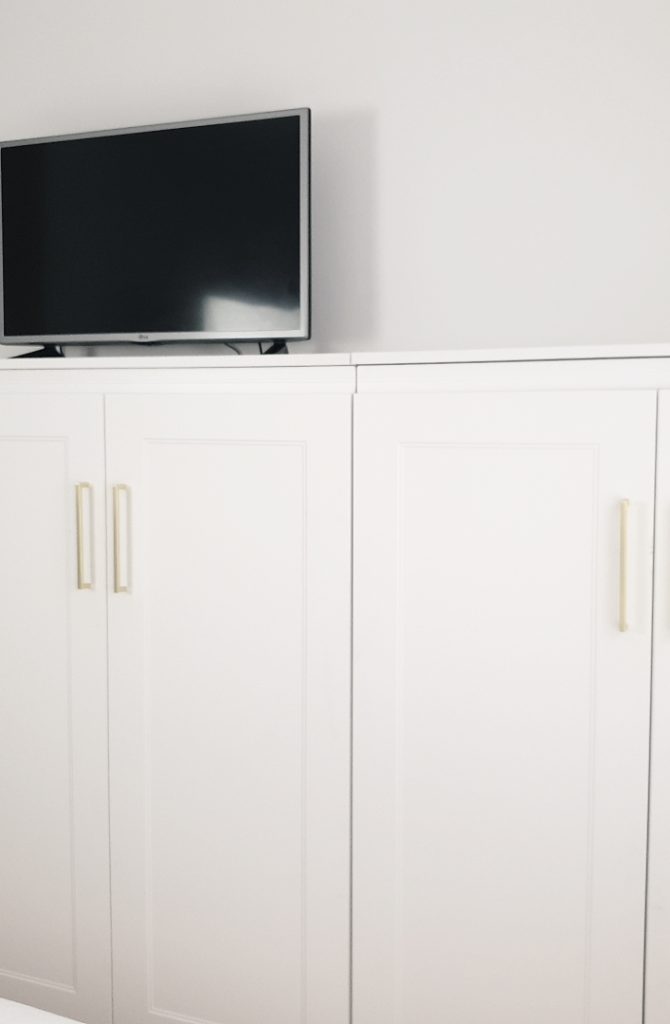 Mueble Televisión puertas enmarcadas en blanco