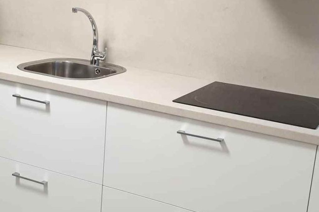 Cocina blanca en 2 frentes con tirador